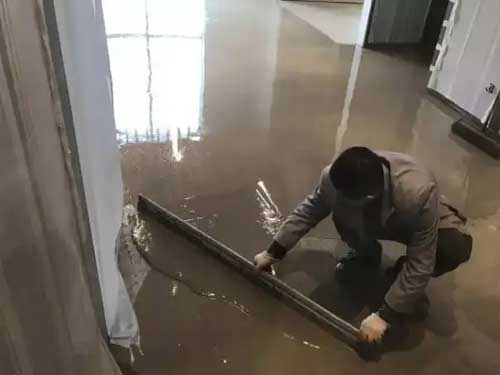 PVC塑胶地板施工铺装安装工人师傅杨师傅_贵阳地区