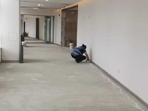 PVC塑胶地板施工铺装安装工人师傅林师傅_重庆沙坪坝区
