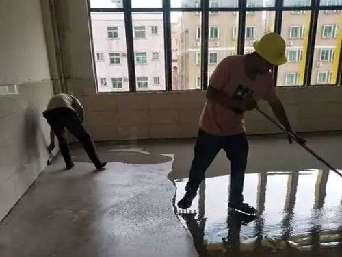 PVC塑胶地板施工铺装安装工人师傅李师傅_重庆九龙坡区