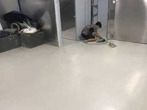 PVC塑胶地板施工铺装安装工人师傅吴师傅_四川成都