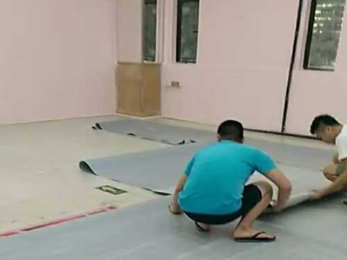 PVC塑胶地板施工铺装安装工人师傅唐师傅_四川成都